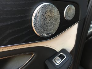 Starker Sound, wenn man den Motor mal satt ist: Burmester Sound-System in allen Türen...