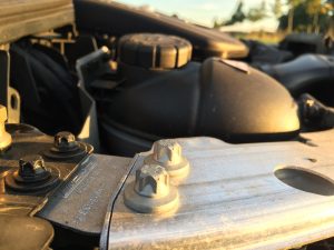 Distanzstücke für den verlängerten Vorderwagen, um den 4-Liter V8 in der C-Klasse unterzubekommen