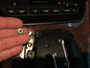 Oben links und rechts handelt es sich anders als zuvor unten nicht um Schrauben, sondern nur um Muttern mit Scheiben.