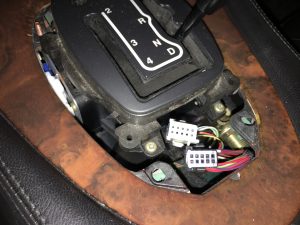 Blick auf die gelösten Stecker für die beiden Schalter S und Tempomat
