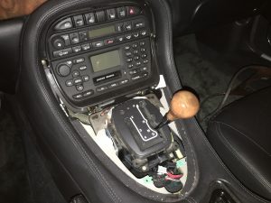 So sieht die Mittelkonsole ohne Holzverkleidung aus. (Das ist natürlich auch eine Chance, mal die ansonsten nicht erreichbaren Fugen und Kanten rund um den Wählhebel von dem Staub der letzten Jahre zu befreien!)