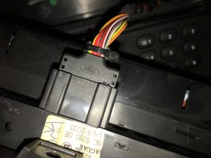 Als nächstes den Stecker oben in der Mitte hinten an der Bedieneinheit lösen.