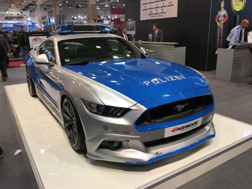 Mal abseits des Protokolls: Hätte schon was beeindruckendes, wenn die Polizei auf Ford Mustang umsteigen würde!