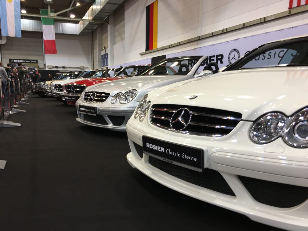 Klassische Mercedes-Cabrioléts im Generationenvergleich auf dem gelungenen Stand von Rosier Classic Sterne