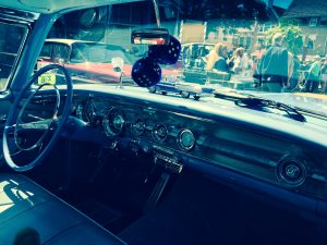 Interieur des Pontiac mit Würfeln am Innenspiegel, die die Bereitschaft zum spontanen Beschleunigungsrennen signalisierten 