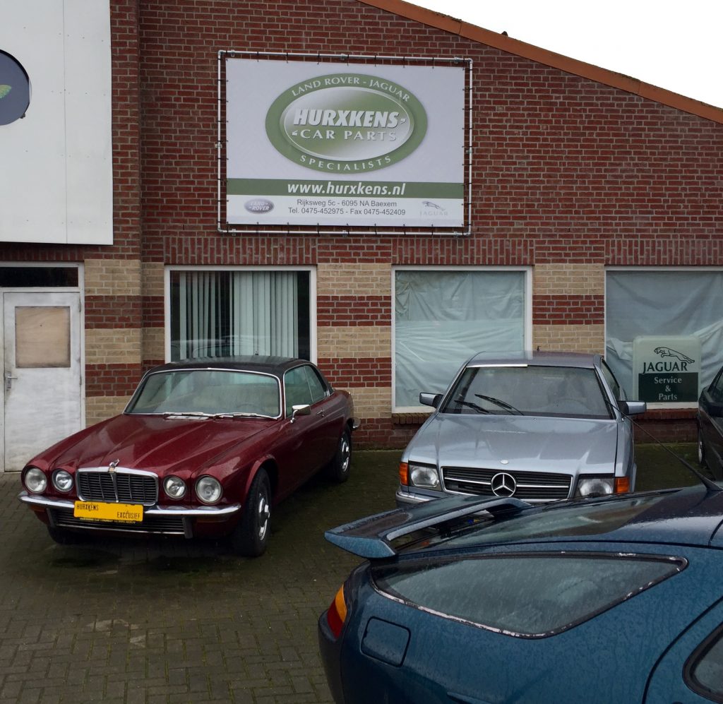Nochmal der XJ-C 4,2 neben C126 und 928: Für 18.999 Euro kann das bordeauxrote Jaguar-Coupé mit rahmenlosen Fensterscheiben hier direkt mitgenommen werden