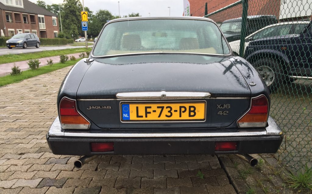 Rückansicht des leider nicht mehr besonders gut gepflegten Serie III XJ6 4.2