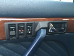 Neben elektrischen Fensterhebern gehören elektrische Sitzverstellung und Sitzheizung im Fond zum guten Ton im 560 SEL...