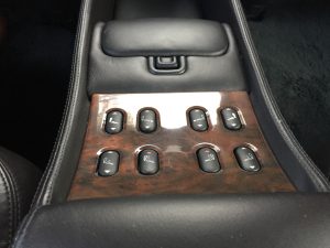 ...wie auch im Daimler V8, der zusätzlich noch Lordosenstütze und elektrisch einstellbare Kopfstützen im Fond in den Ring wirft!