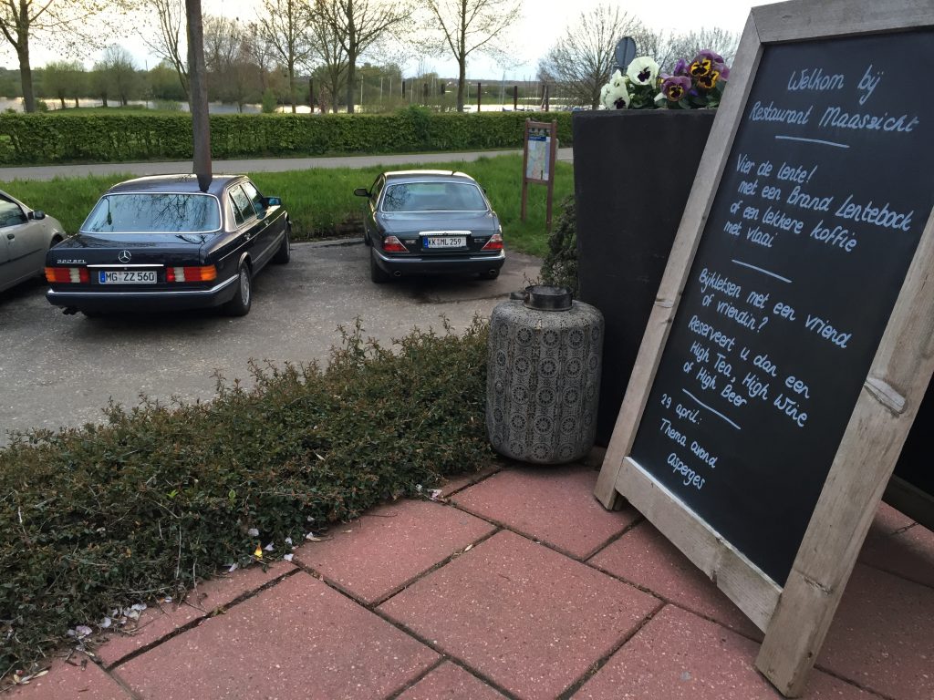 Ende einer ausgiebigen Vergleichsfahrt: Abendessen mit Blick auf den Parkplatz