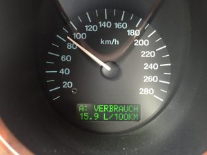Hubraum fordert Tribut: 560 SEL mit 15 bis 20 Liter/100 km, Daimler V8 mit 12 bis 16 Litern/100 km