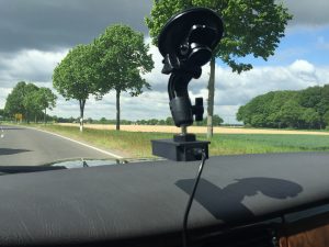 GPS- und Beschleunigungssensor an der Windschutzscheibe...