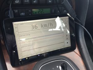 ...angeschlossen an einen Tablet-PC mit der messtechnischen Software "Planlauf Car"