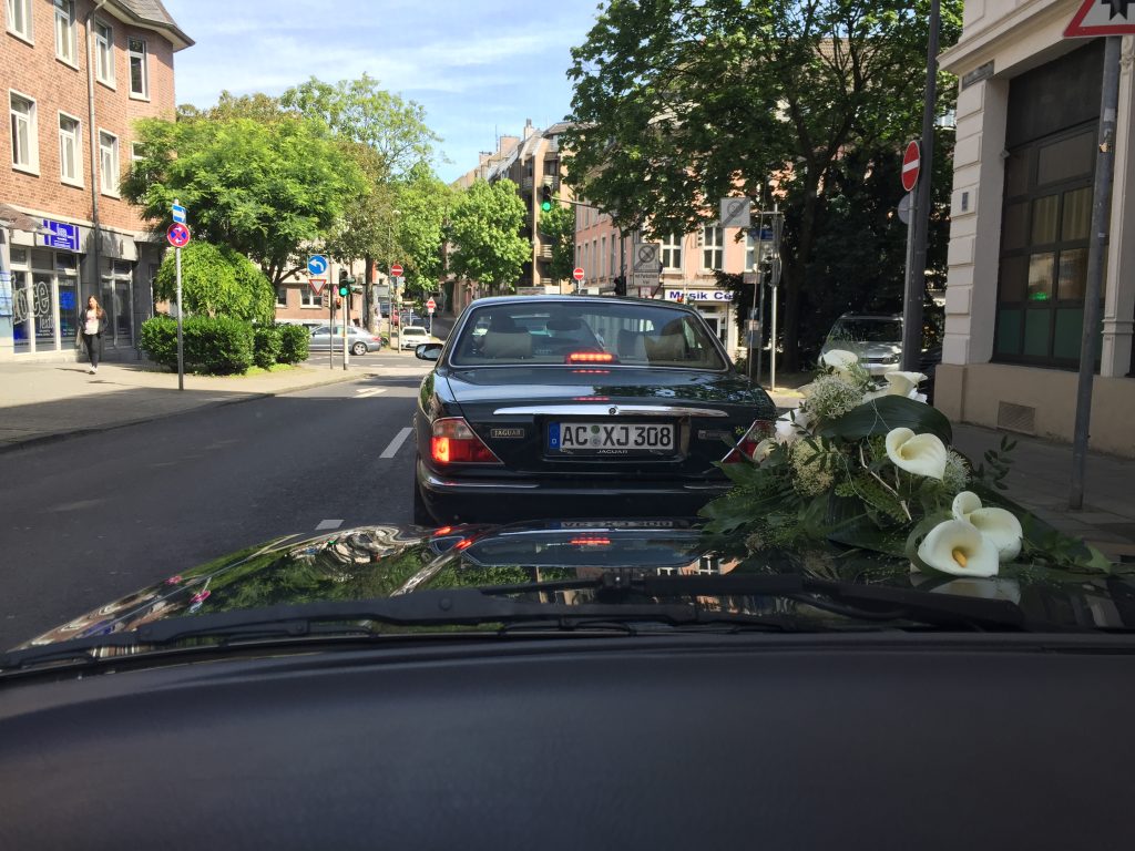 Nette Begegnung: Während er die Kolonne anführt, trifft unser Daimler V8 einen dunkelgrünen Artgenossen