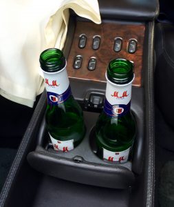 Santé - der erste kalte Sekt nach der Trauung im Fond des Daimler, auf dem Weg zur Feier
