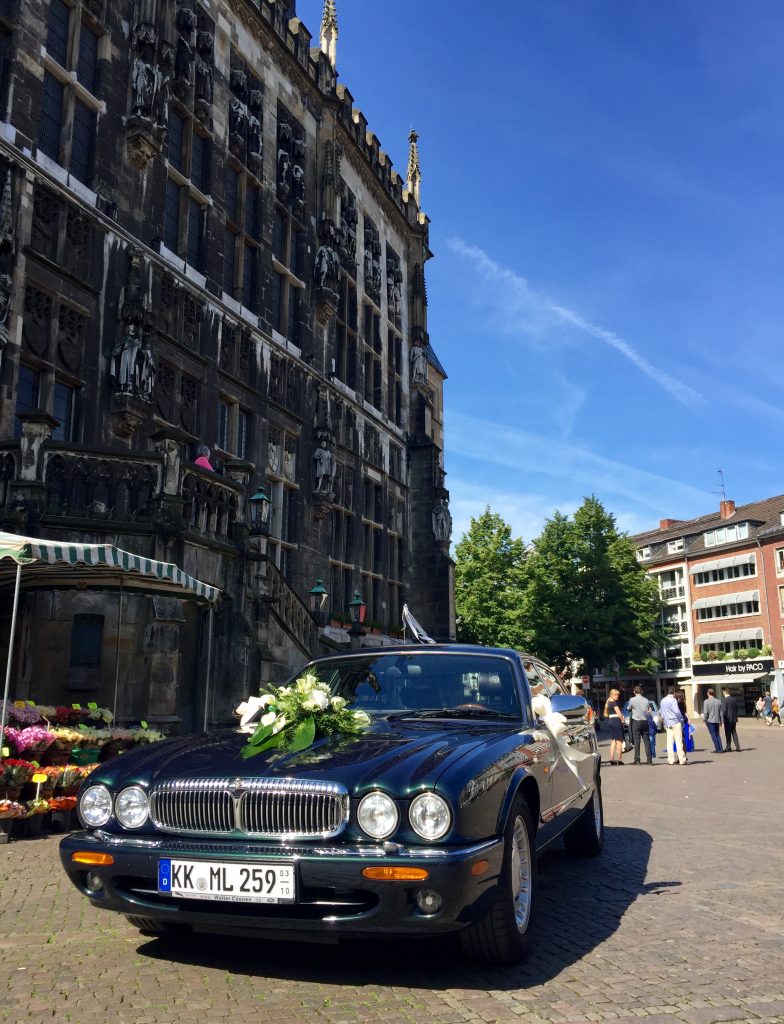 Gewachsen, gewachst, geschmückt: Mein X308 wartet vor dem Aachener Rathaus auf das Brautpaar...