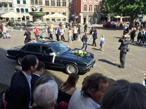 Bad in der Menge: Ein Jaguar wartet auf das Brautpaar...